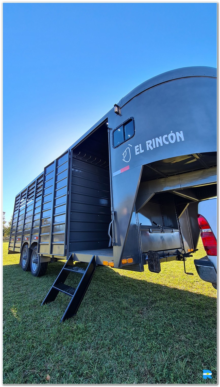 Trailer Semirremolque Homologado para  caballos formato Americano aerodinamico. (JA1023-S)