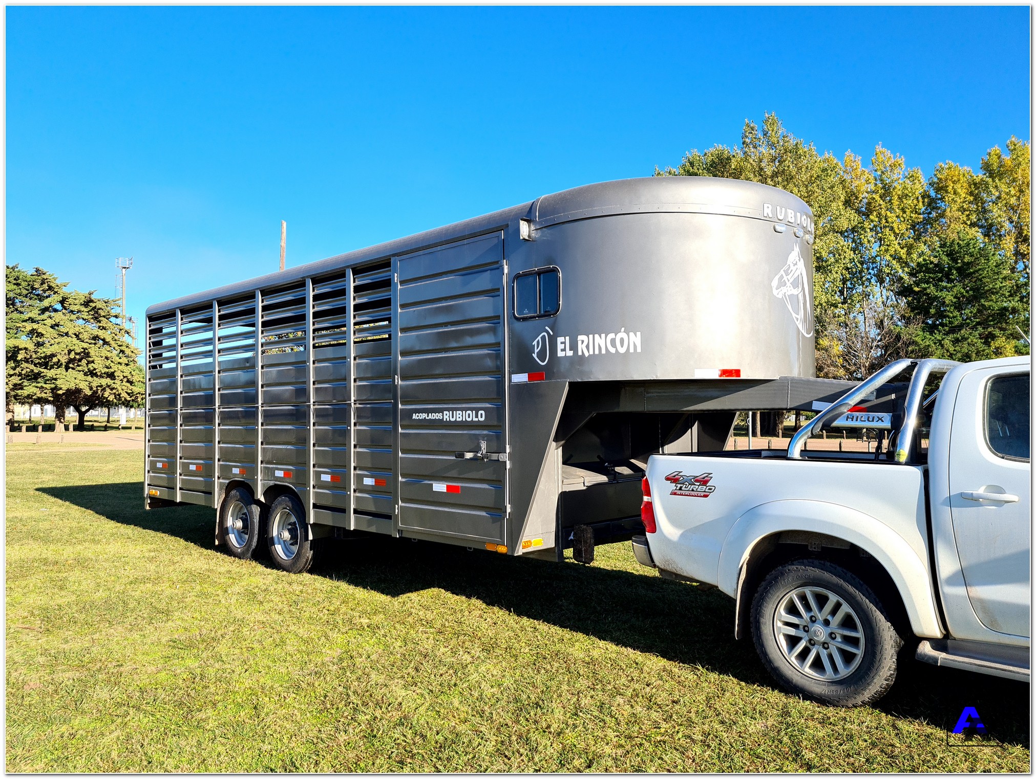 Trailer Semirremolque Homologado para caballos formato Americano aerodinamico. (JA1021-S)