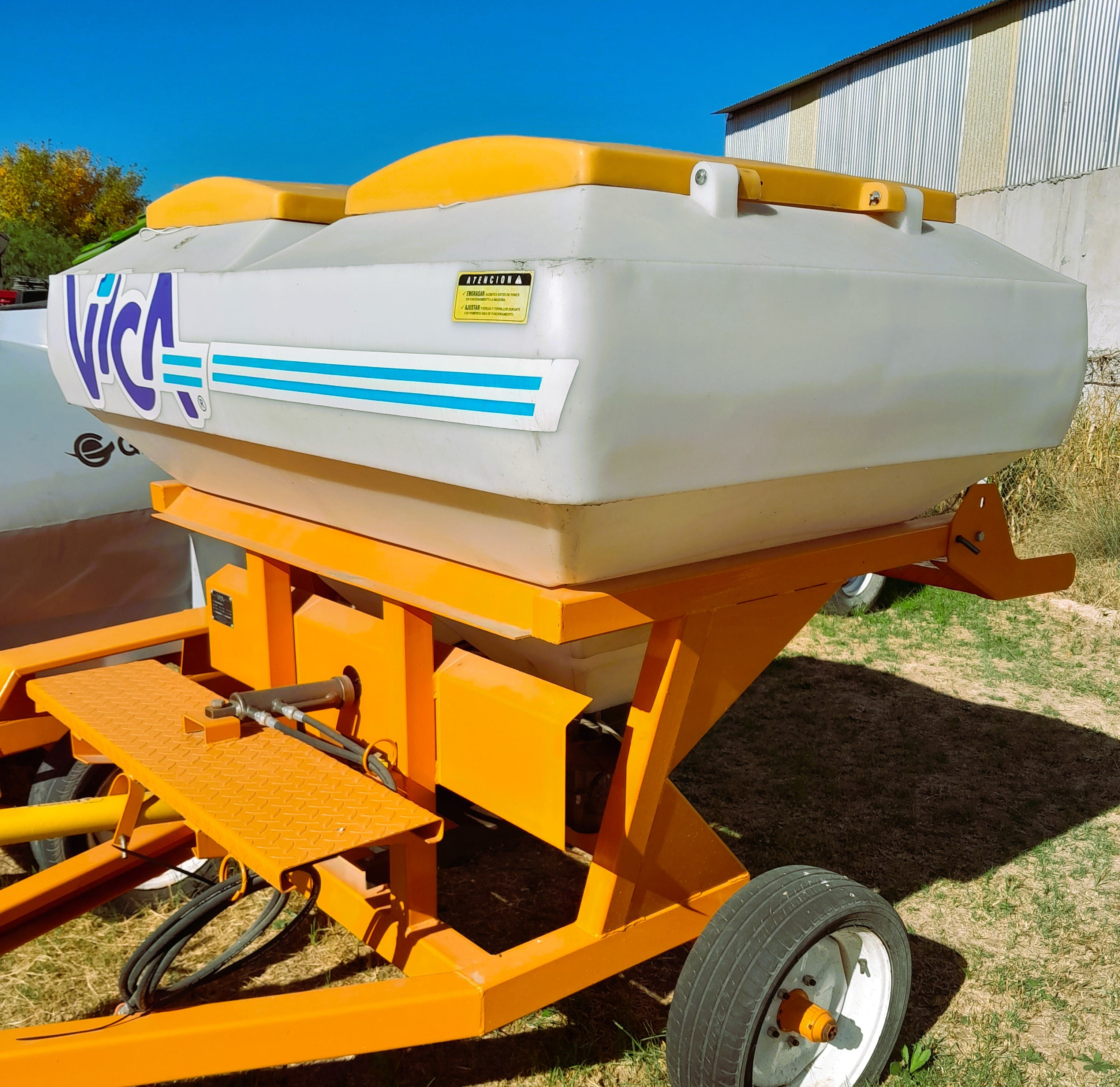 Fertilizadora de arrastre Vica AF1500