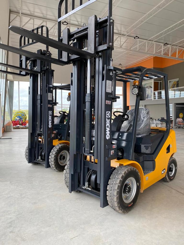 Autoelevador XCMG 2,5 TN - Diesel - Torre Triple 4,5 M - Desplazadores
